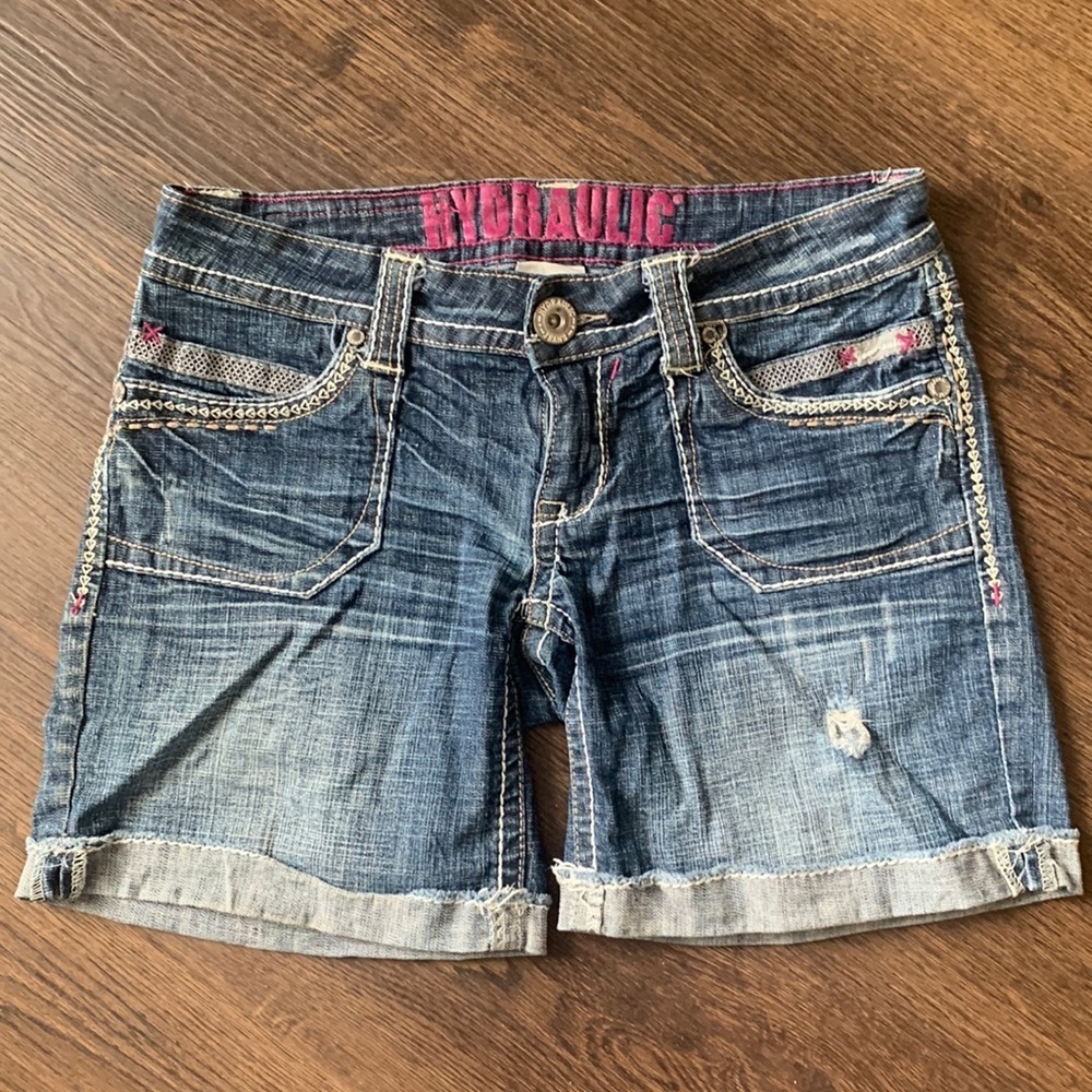 Hydraulic medium wash distressed and embroidered jean shorts size 3/4